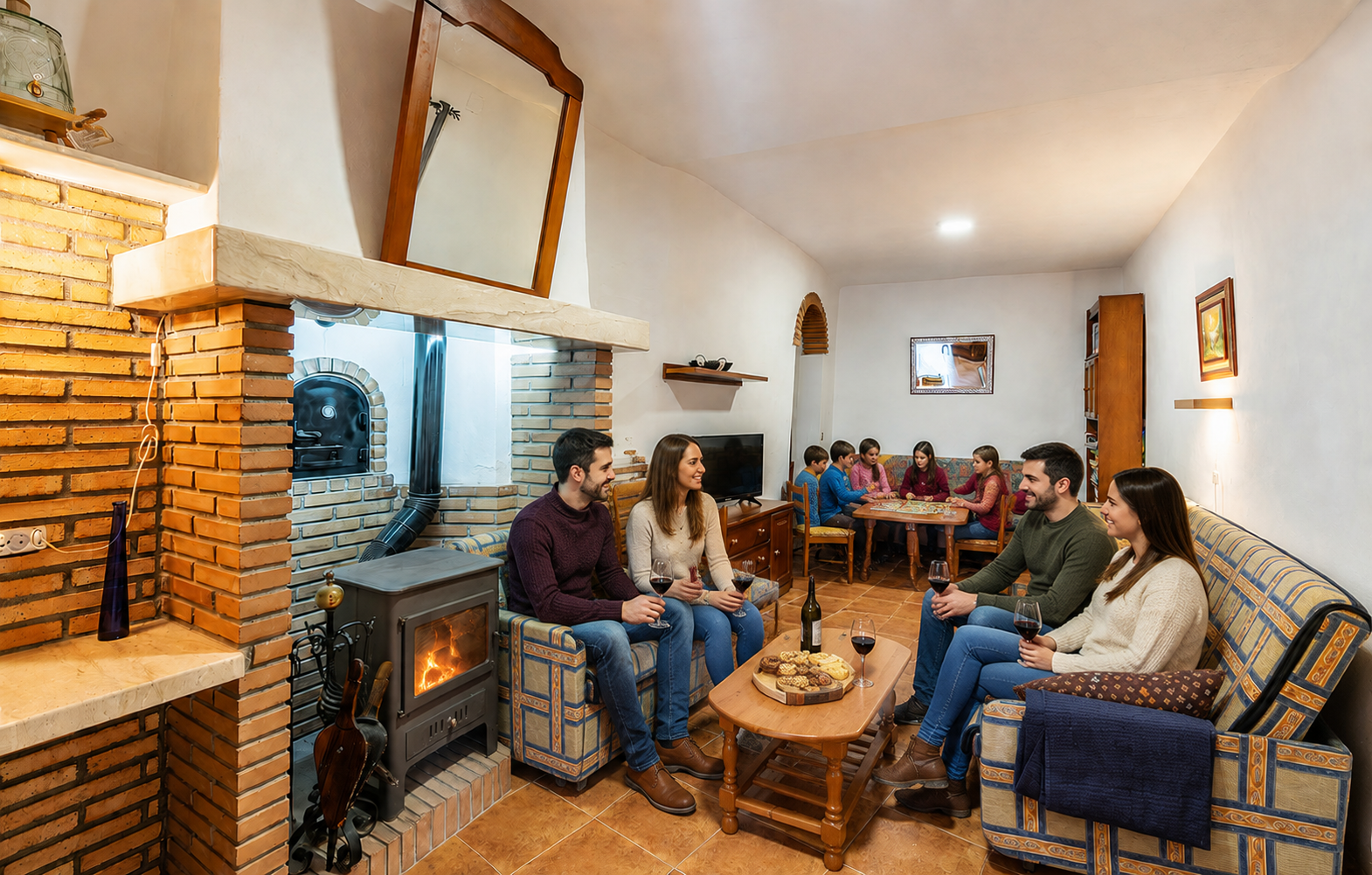 Amigos descansando junto a la chimenea